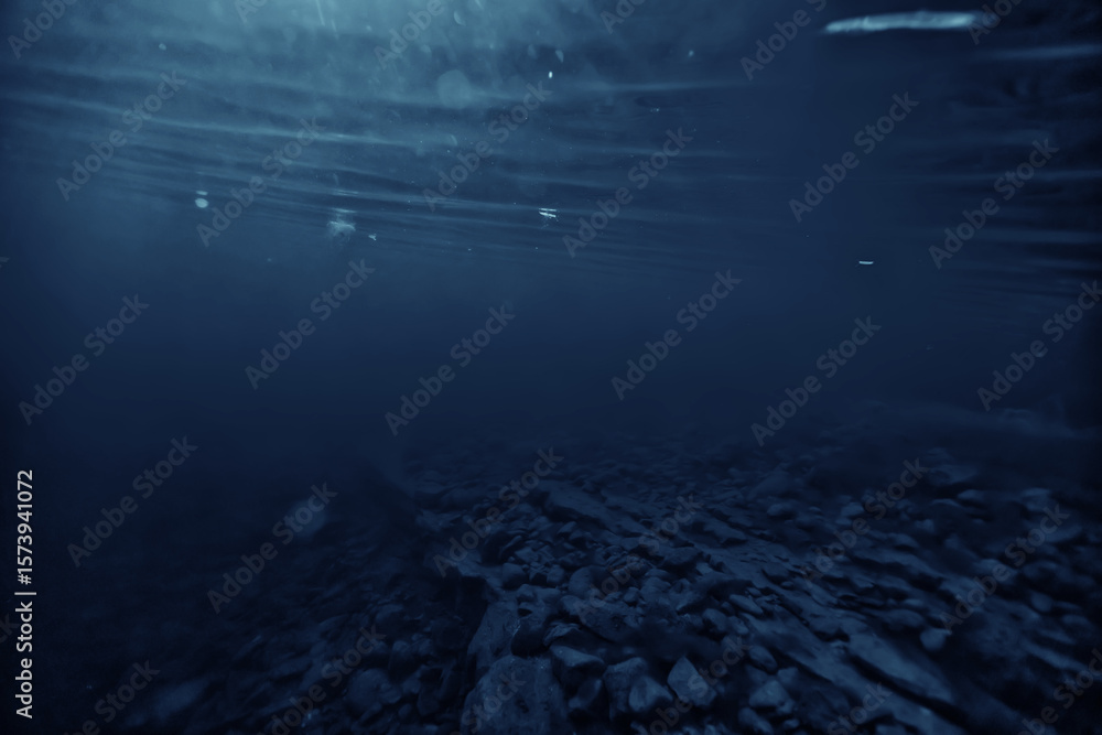 Naklejka premium underwater dark background, deep black water, gloomy deep waters abstract underwater backdrop