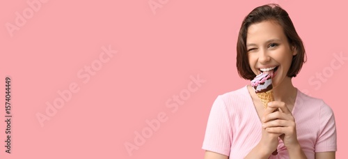 Beautiful happy woman eatin...
