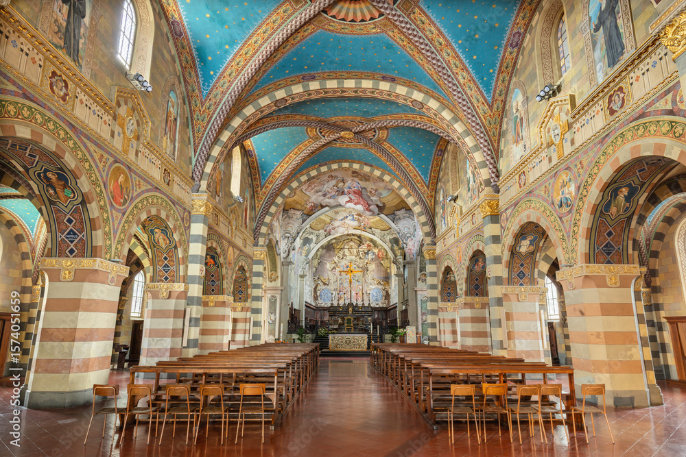 Obraz premium BOBBIO, ITALY - MAY 20, 2025: The nave of Cathedral (Santa Maria Assunta).