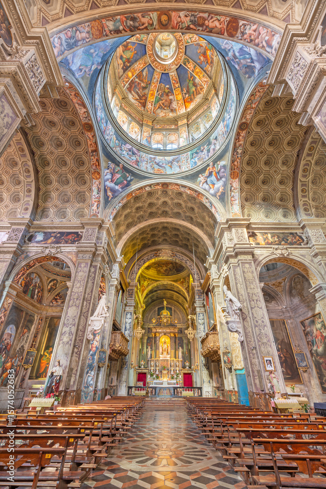 Obraz premium PIACENZA, ITALY - MAY 19, 2025: The nave and cupola of church Basilica di Santa Maria di Campagna.