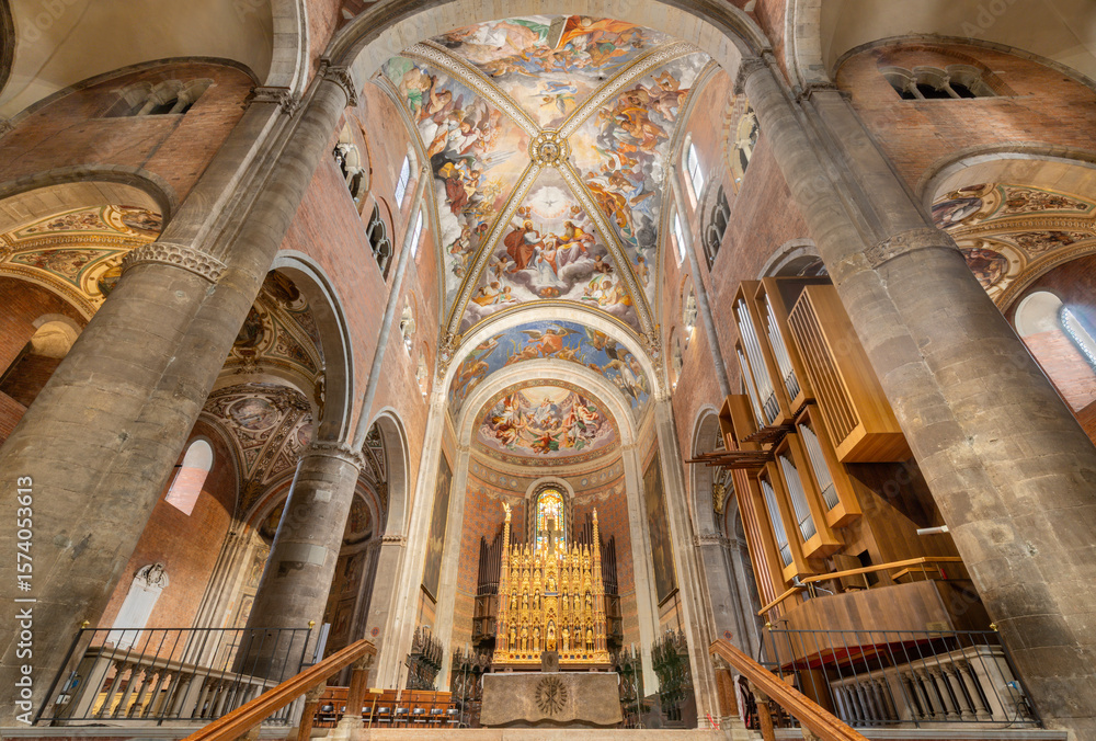 Obraz premium PIACENZA, ITALY - MAY 19, 2025: The presbytery of Duomo - Cattedrale di Santa Maria Assunta e Santa Giustina