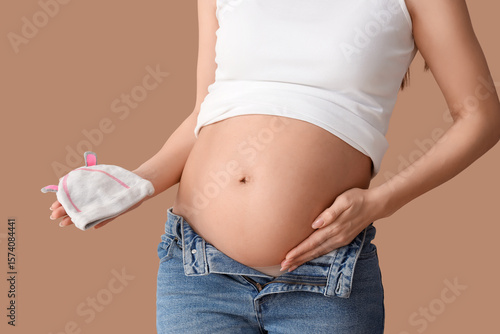 Young pregnant woman with b...