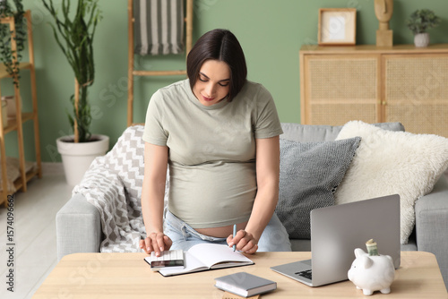 Pregnant young woman with c...