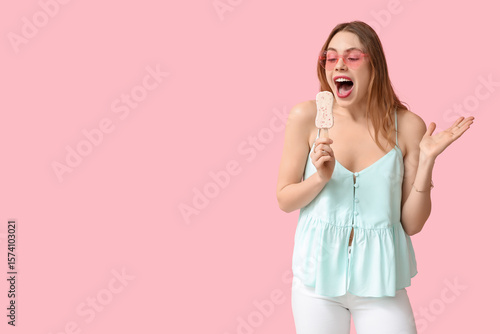 Surprised young woman holdi...