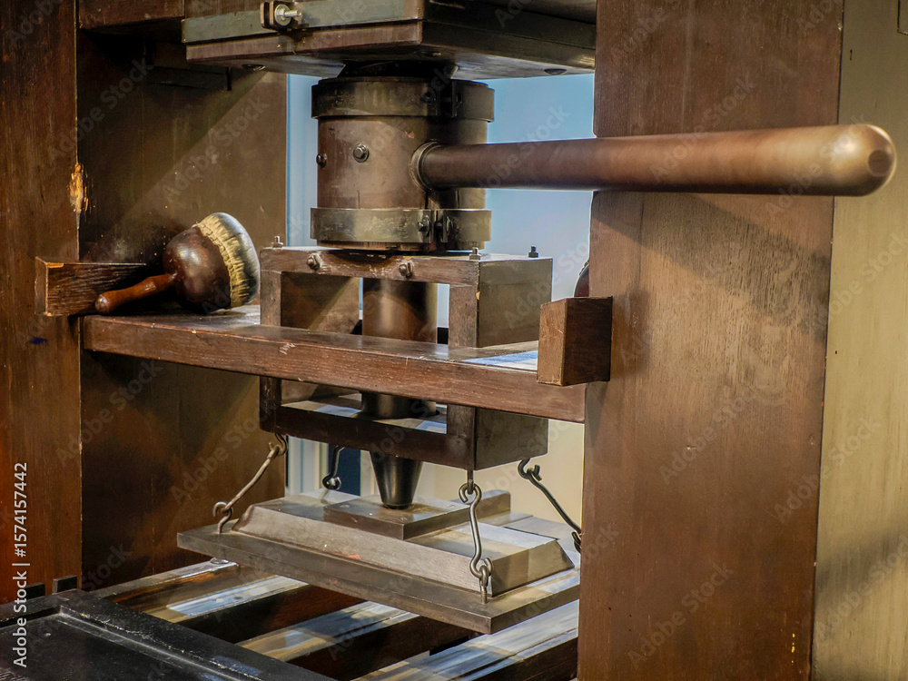 Φωτογραφία old printing press machine replica