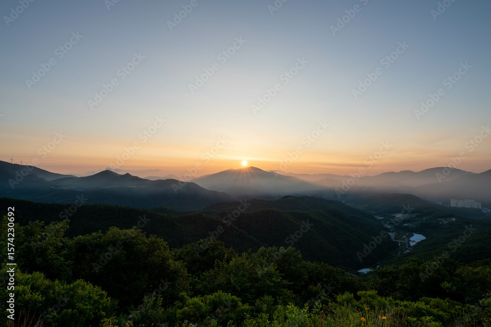 Obraz premium Golden Sunrise over Taebaek Mountains