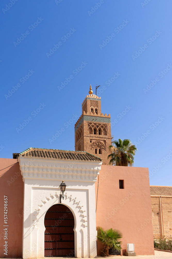 Obraz premium Entrada a la mezquita Koutoubia en la ciudad de Marrakech, Marruecos