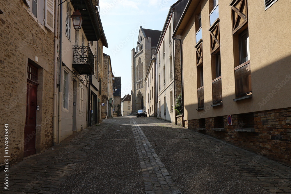 Fototapeta premium Vieille rue typique, village de Saint Yrieix la Perche, département de la Haute Vienne, France