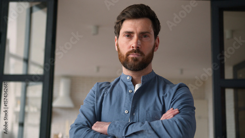 Fotografía Confident Caucasian male dad parent portrait looking at camera with serious faci