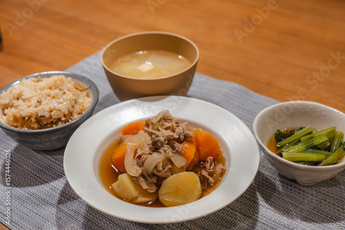 Nikujaga - Japanese Meat and Potato Stew Dinner / 和風肉じゃが定食の夕食