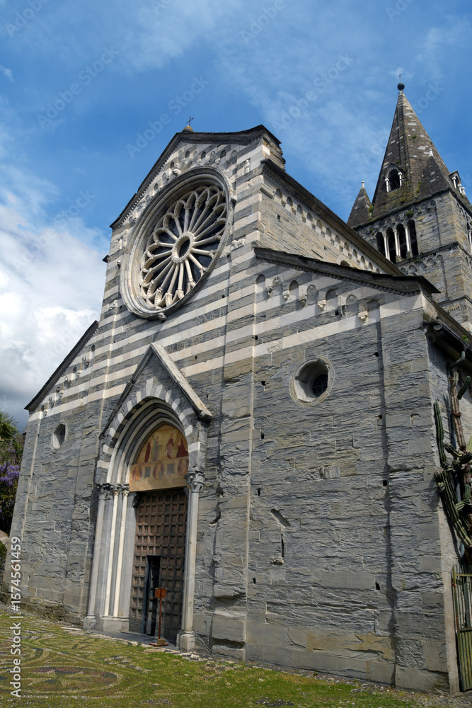 Fototapeta premium The beautiful medieval basilica of San Salvatore dei Fieschi from 1244 is a place of Catholic worship located in the picturesque village of San Salvatore in Piazza Innocenzo IV. 