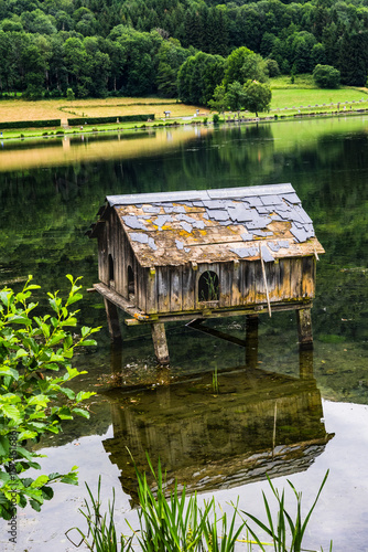 Petite cabane sur le lac de Loudenvielle en occitanie France 