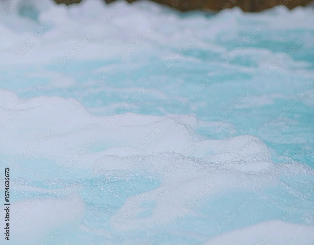 Obraz premium Light blue water with frothy waves