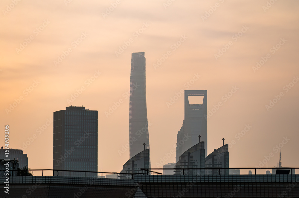 Obraz premium Silhouette of Shanghai skyscrapers at dusk