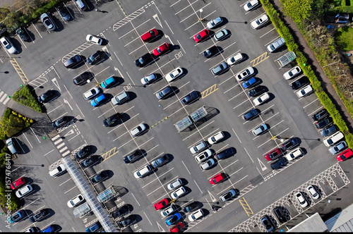 Foto Aerial drone view of multiple coloured cars and vehicles parked in white painted