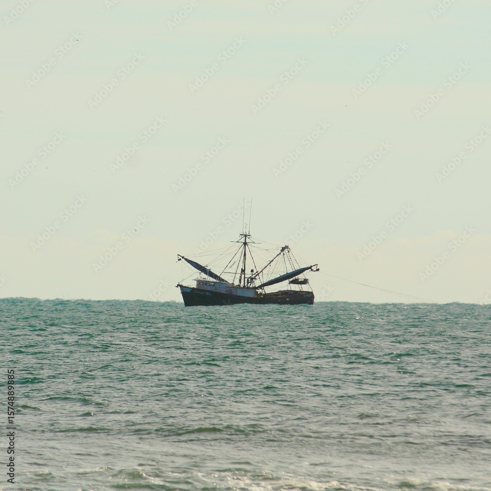 Obraz premium Shrimp Boat in Atlantic Ocean