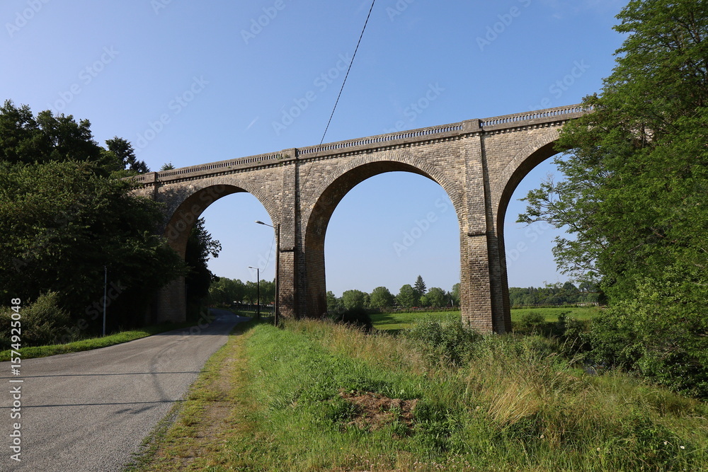Fototapeta premium Viaduc ferroviaire, village de Saint Yrieix la Perche, département de la Haute Vienne, France
