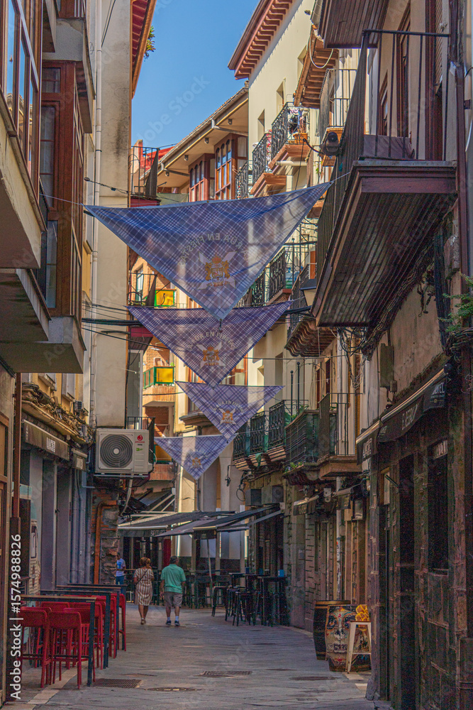 Fototapeta premium Calle la Rua Castro Urdiales en fiestas Semana Grande