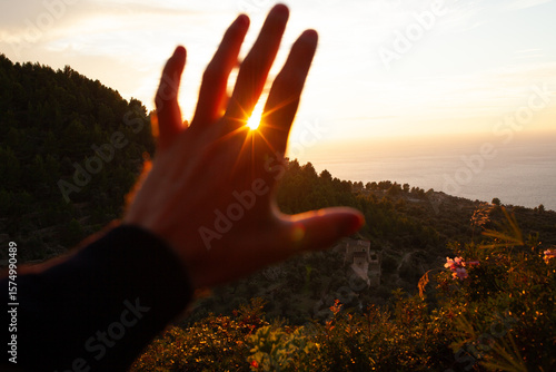 Hand vornder Sonne, Strahlen in der Natur