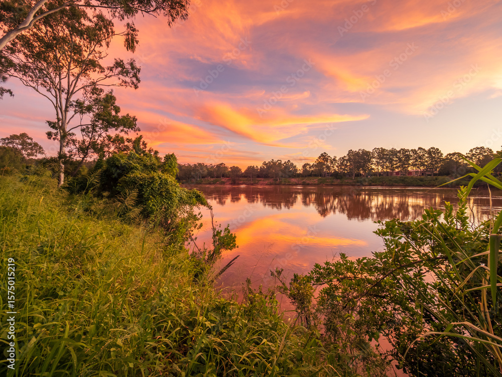 Obraz premium Beautiful Sunset Over The River with Cloud Reflections