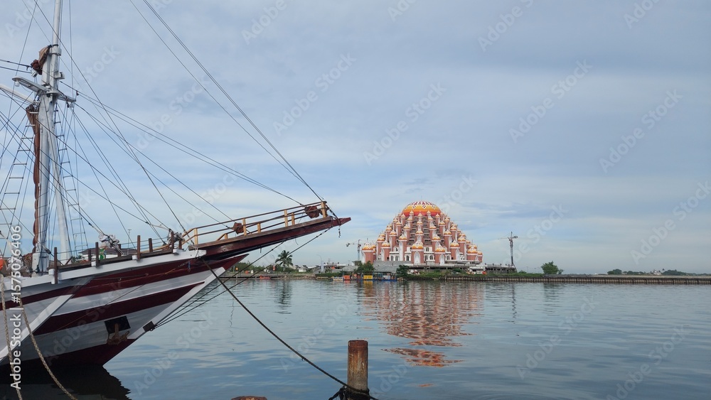 Obraz premium boats in the harbor near a thousand dome masjid