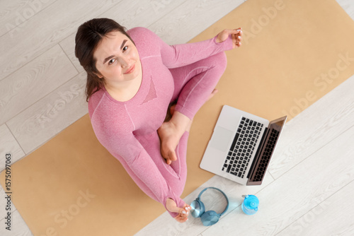 Sporty plus size woman medi...