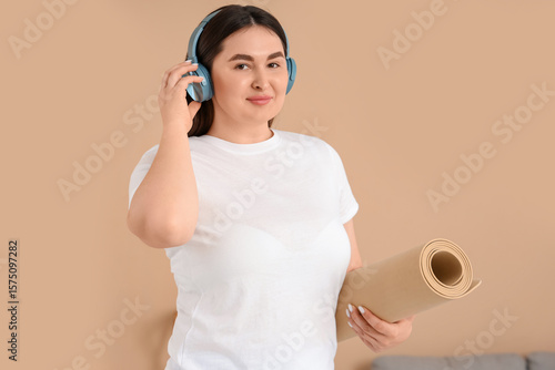 Sporty plus size woman in h...