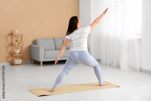Sporty plus size woman trai...