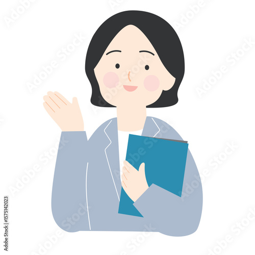 資料を持ちながら説明するスーツ姿の女性