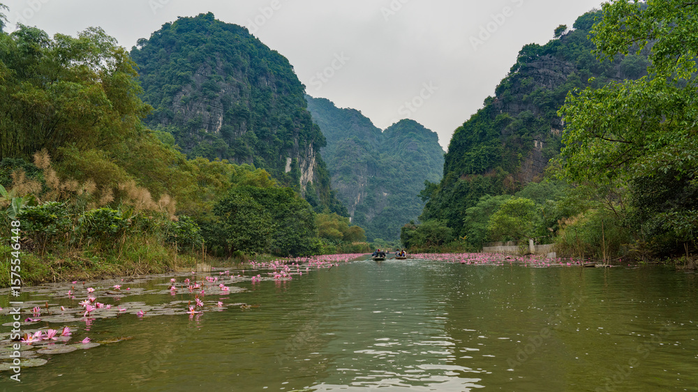 Fototapeta premium En barque dans la baie d'Halong terrestre