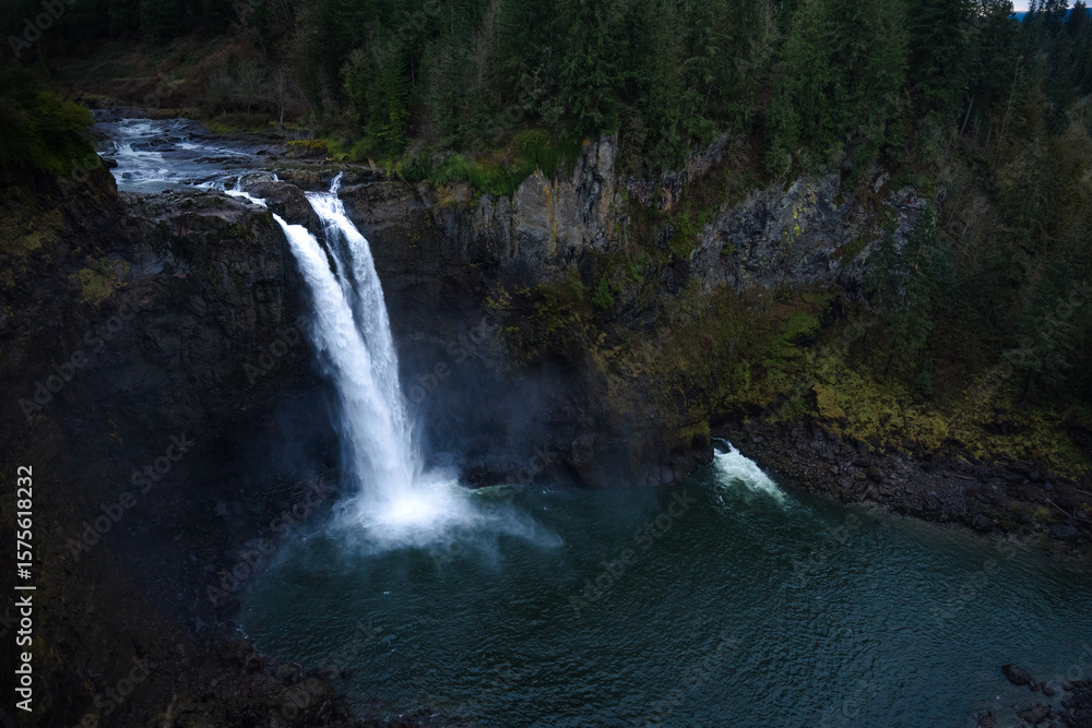 Obraz premium waterfall in the forest washington