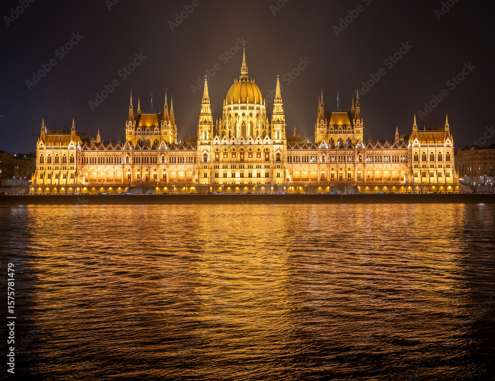 Fototapeta premium Grandeur of History: Majestic European Architecture Reflecting Power and Heritage.