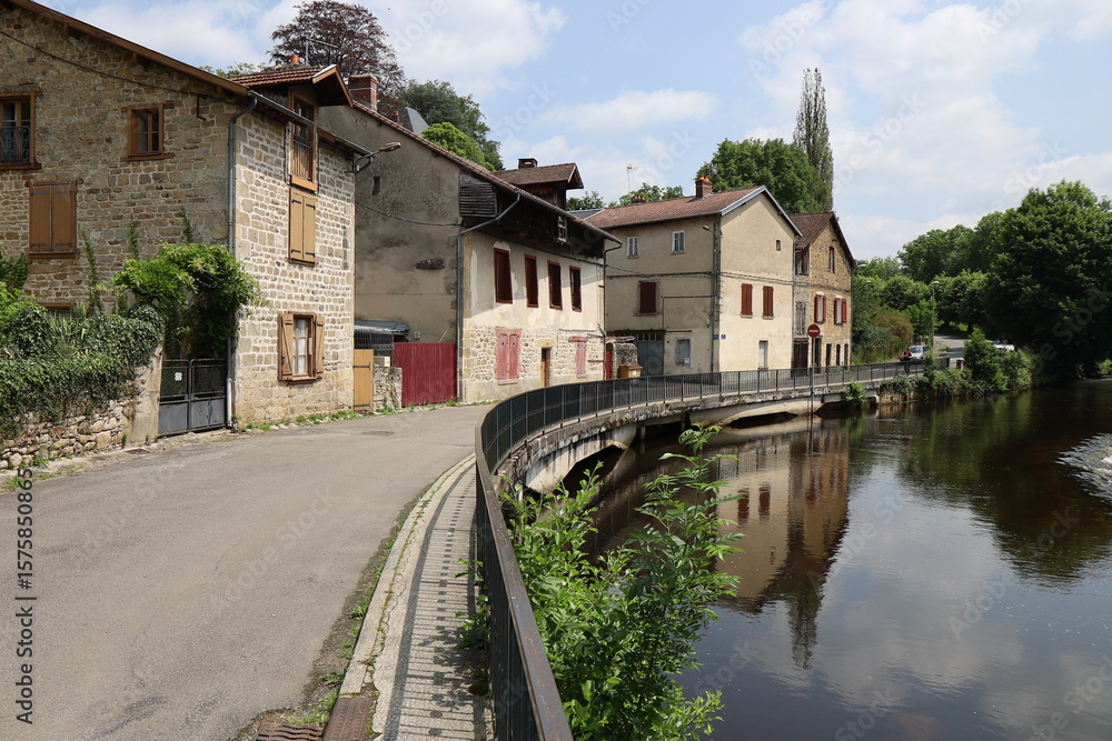Obraz premium La rivière la Vienne dans le village, village d'Eymoutiers, département de la Haute Vienne, France