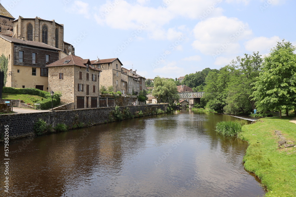 Obraz premium La rivière la Vienne dans le village, village d'Eymoutiers, département de la Haute Vienne, France