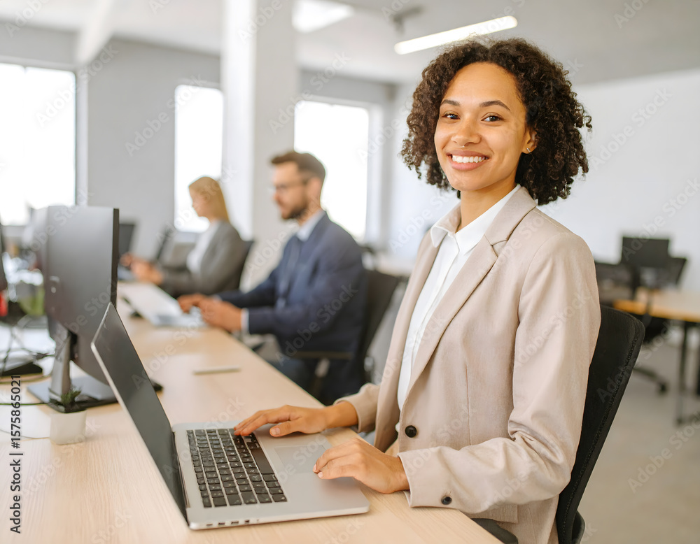Obraz premium Team Collaboration in Modern Office Workspace