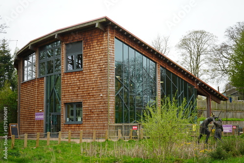 Tableau sur toile Sherwood Forest, Edwinstowe, Nottinghamshire – October 4 2024: View of modern timber visitor center with Robin Hood statues in Sherwood Forest