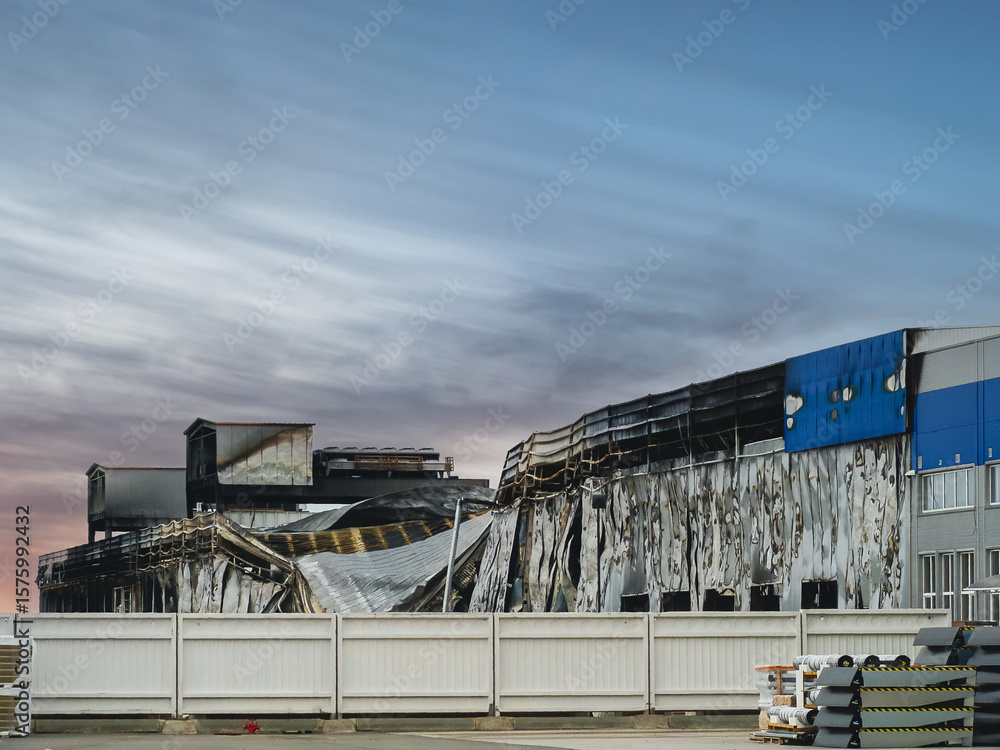 Fototapeta premium A building ravaged by fire, with extensive damage to its structure.