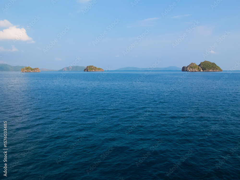 Fototapeta premium beautiful seascape on the horizon silhouette of mountains