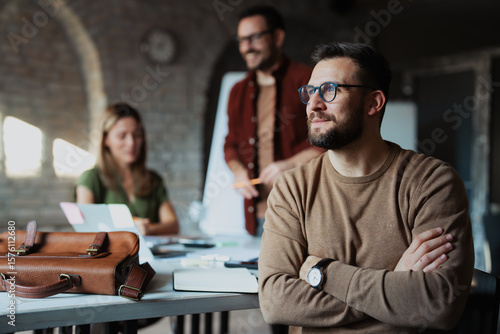 Foto Portrait of entrepreneur in office room looking at camera