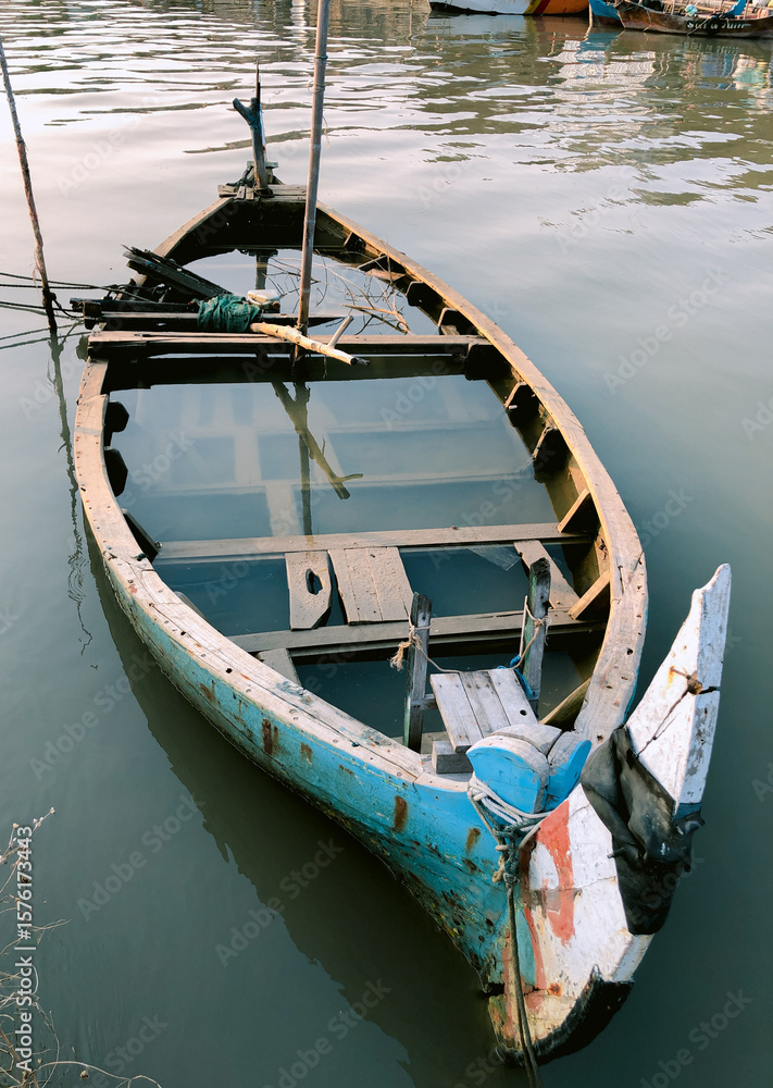 Obraz premium old boat on the river