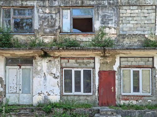 Obraz na plátně Abandoned building in ruins with peeling paint, crumbling plaster and cracks