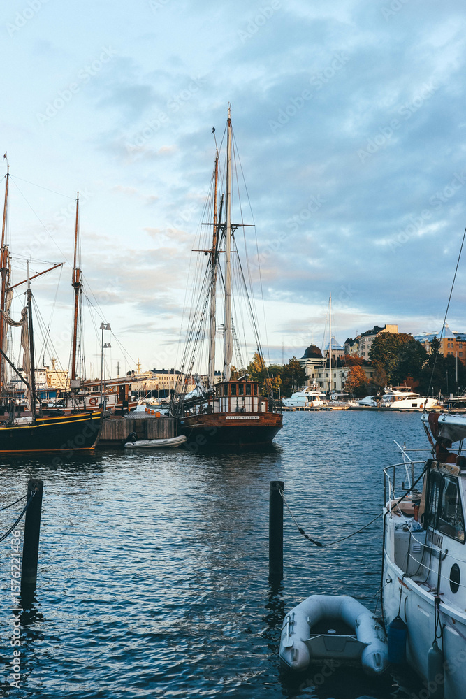 Obraz premium sailing boats in the harbor of helsinki at sunset time with great old big boats 