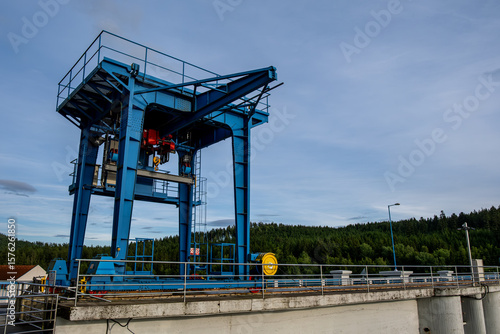 Foto Wide view of a dam platform with industrial gantry crane and railing