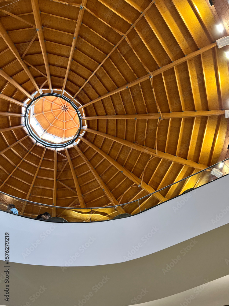 Obraz premium Abstract golden wooden ceiling in circular pattern. Minimal architectural texture with copy space. Editable background for branding, presentation, or text overlay