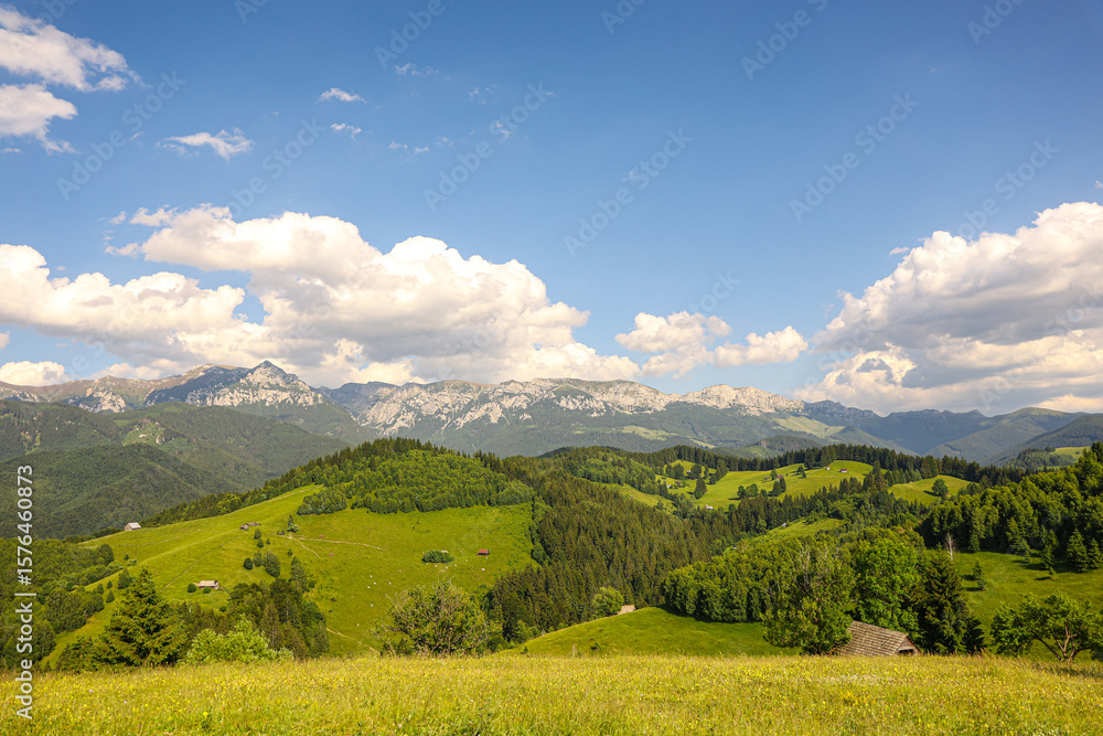 Obraz premium Romania Mountain Landscape at Sunset – Scenic Countryside View in the Carpathians
