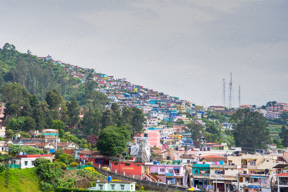 Fototapeta premium Colorful Hillside Residences Overlooking the Green Valleys of Ooty, Western Ghats