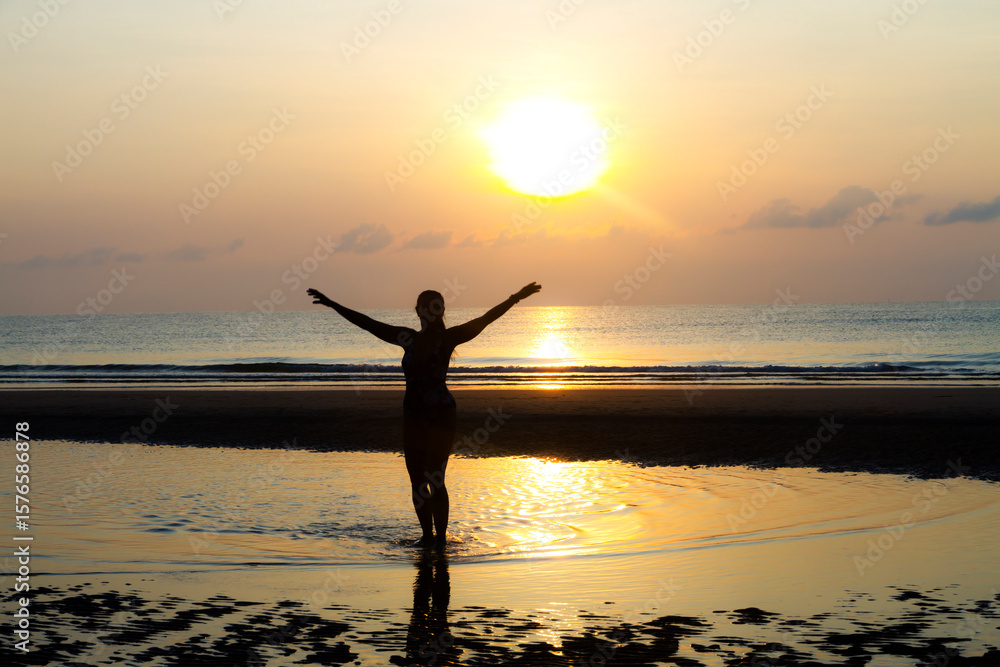 Fototapeta premium Sunrise and silhouette traveler