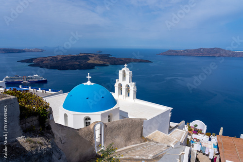 Foto Three Bells of Fira in the town of Fira, Santorini, Greece