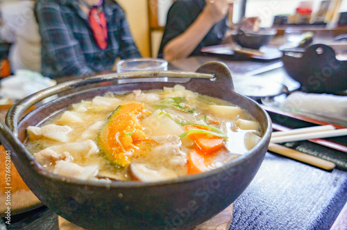 Schilderij op canvas 山梨名物のほうとう鍋を囲む食卓
