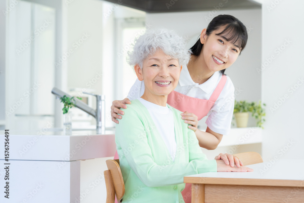 Obraz premium リビングで介護をする若い女性介護士